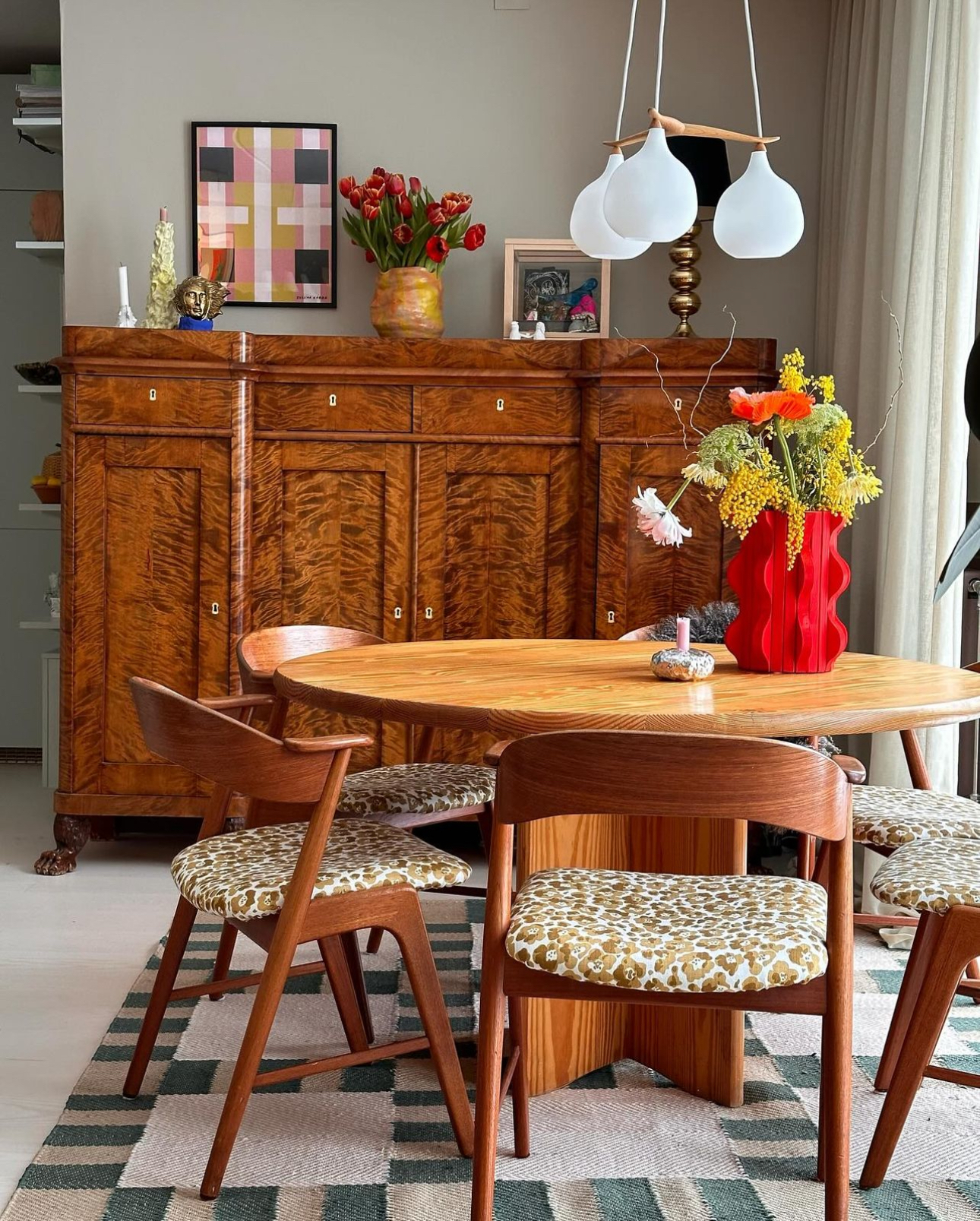 Dining room with vintage furniture and different patterns in a colorful Scandinavian style.