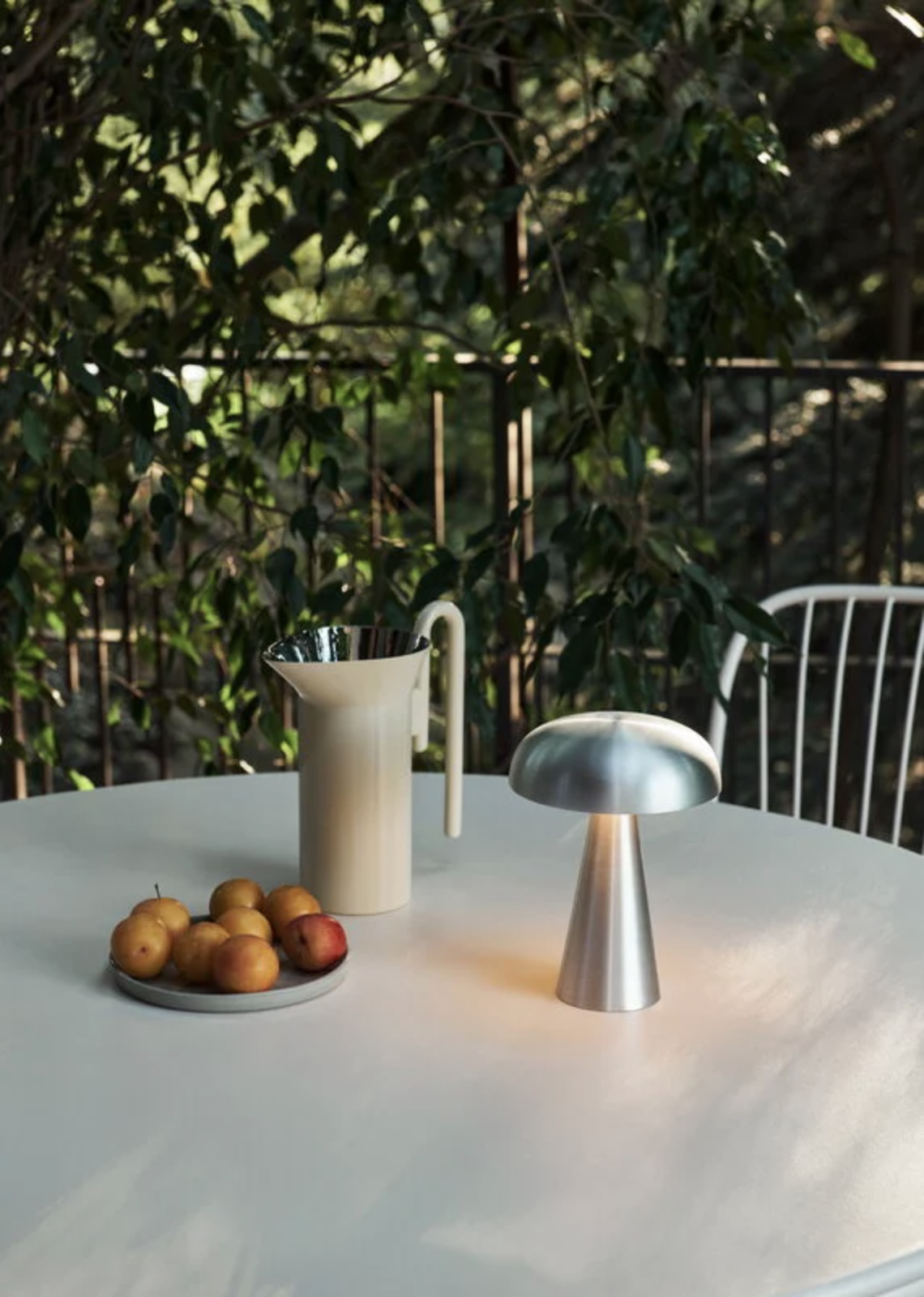Portable Como SC53 lamp by &tradtion used in the garden since its portable