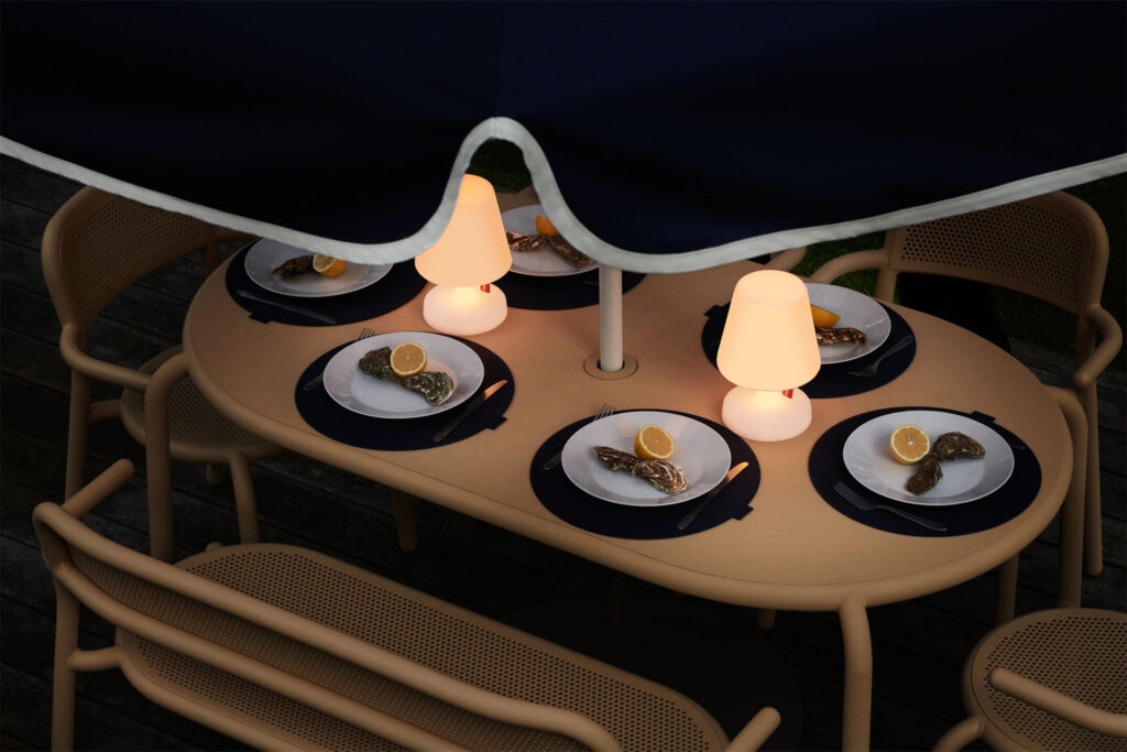 Outdoor dining area with portable lamps that lights up and makes it cozy.