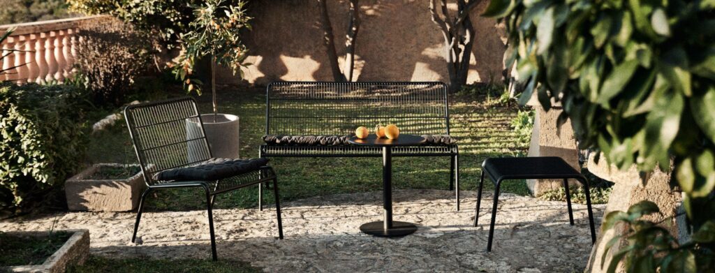 Outdoor furniture in black aluminum in a Mediterranean setting from Granit.