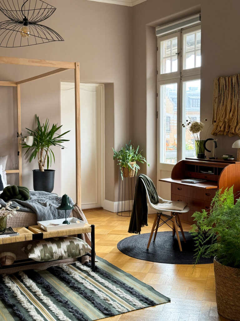 Scandinavian apartment with originial details and second hand finds.